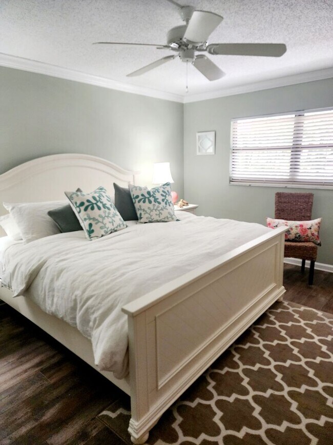 Building Photo - High Season Rental on Siesta Key at Turtle...