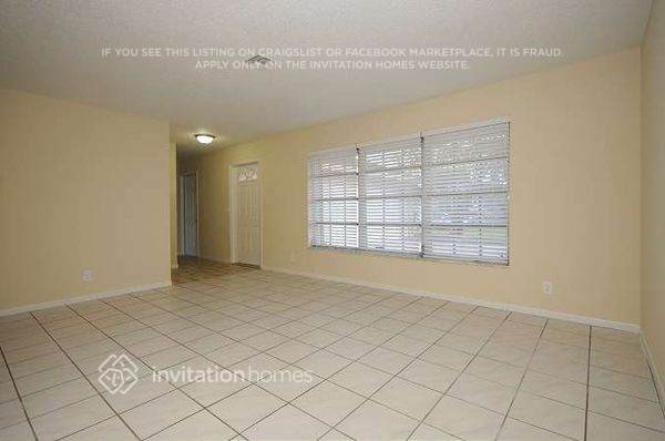 Building Photo - 1132 Essex Dr