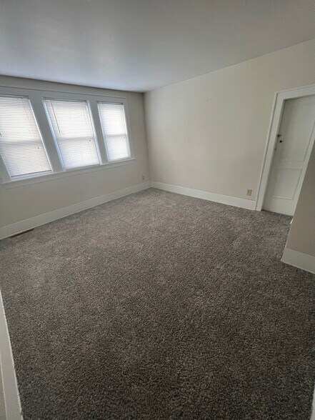 Bedroom 2 w/ walkin - 901 Michigan Ave