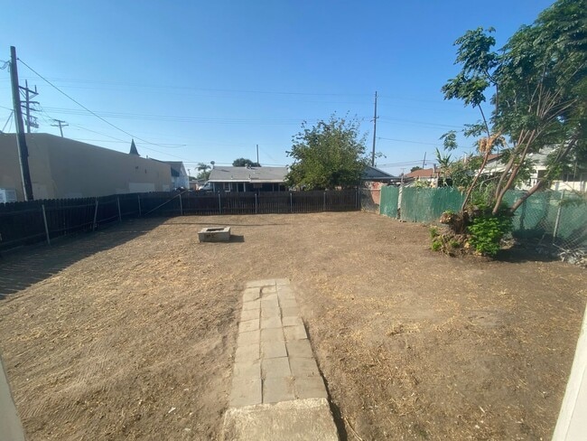 Building Photo - 2 bedroom large yard ready to move in!