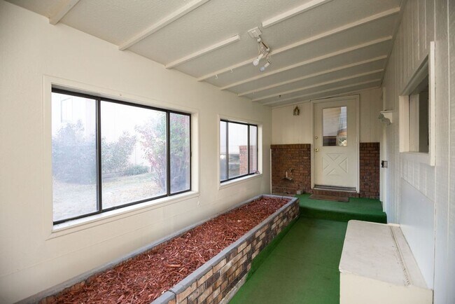 Building Photo - Spacious 4 Bedroom in Mid-Town Fort Collins