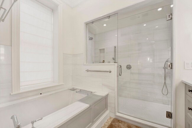 Building Photo - 103 W Chestnut St