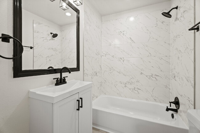 Building Photo - Newly Renovated 4/5 Bed 2 Bath in South Houston!