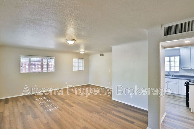 Building Photo - 144 E Vista Del Cerro Dr