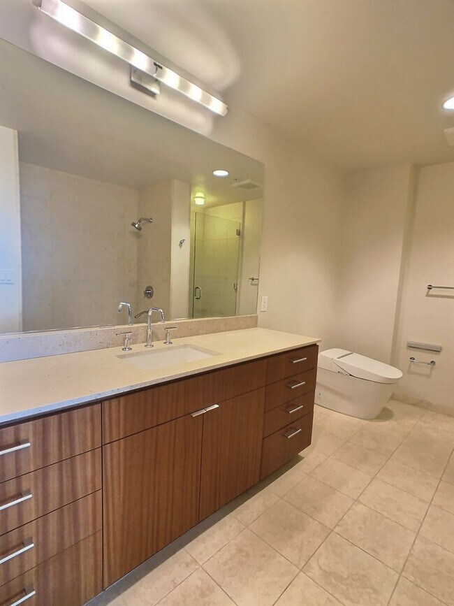 Building Photo - 20th Floor Spacious 3 Bedroom Condo with Den