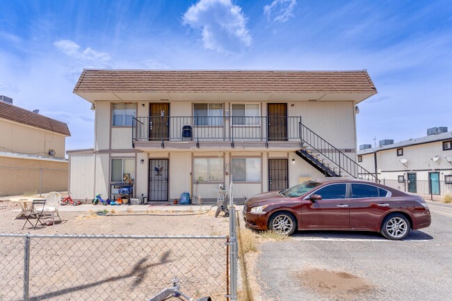 Building Photo - Charming & Cozy 2-Bedroom Upstairs Apartme...