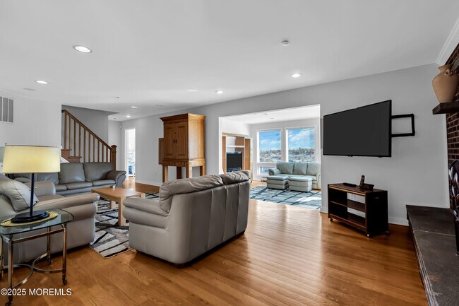 Building Photo - 913 N Ocean Ave