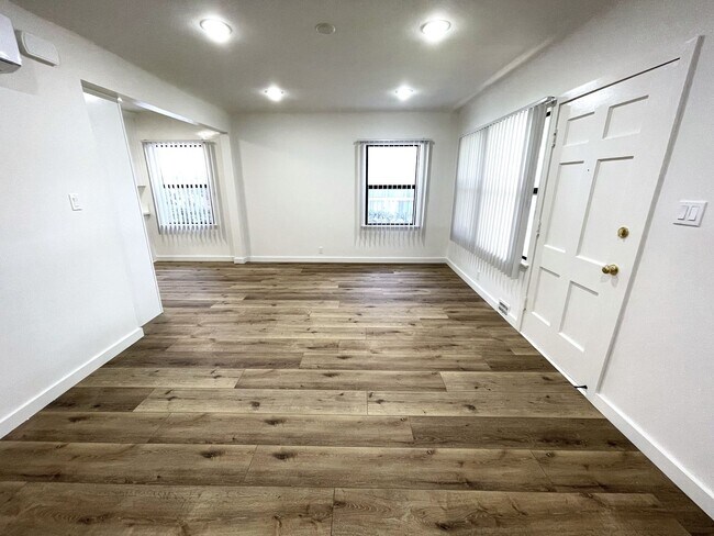 Building Photo - 4024-28 Lincoln