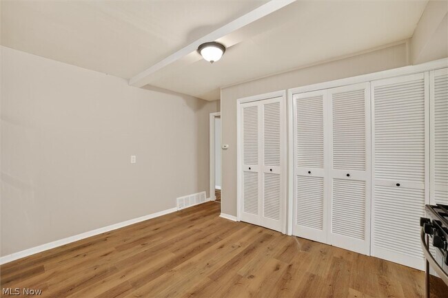 Building Photo - 681 E 258th St