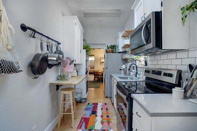 Building Photo - 1136 N Washington St