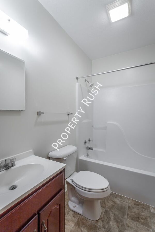 Building Photo - 420 Hedgewood Dr
