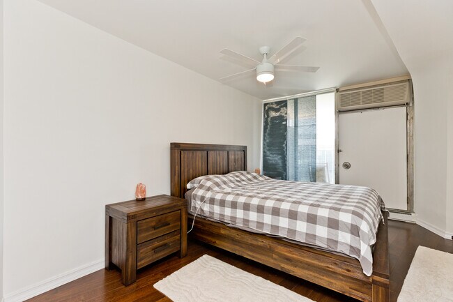 Building Photo - 300 N State St