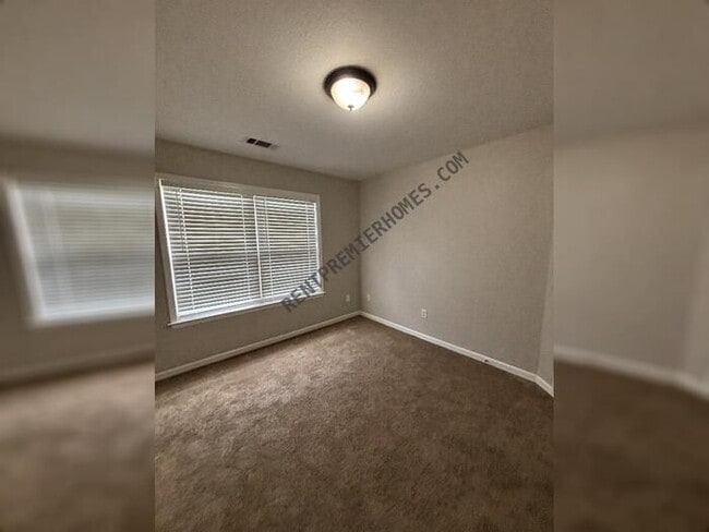 Building Photo - 26 Mustang Dr