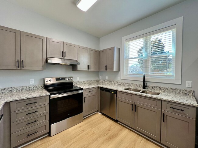 Building Photo - Brand New Townhome! End Unit! Catawba Vall...