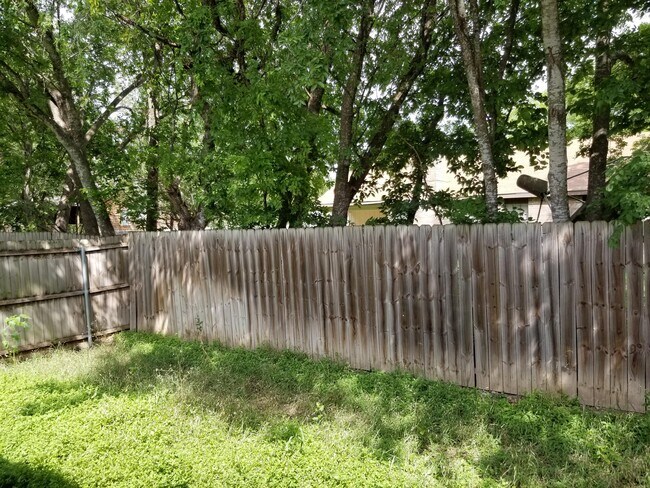 Building Photo - 1023 Brown Rock Dr