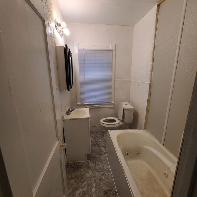 Building Photo - 2549 Highland St