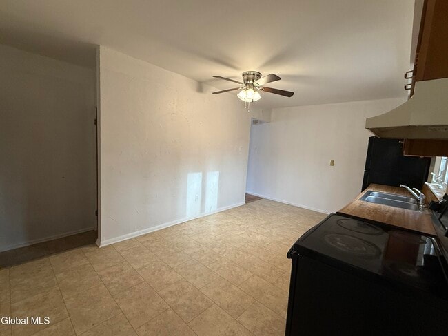 Building Photo - 5 Dowling Rd