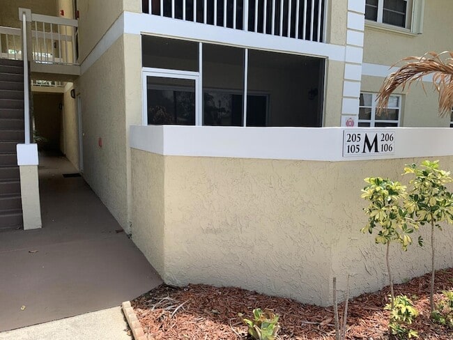 Building Photo - 1548 SE Royal Green Cir