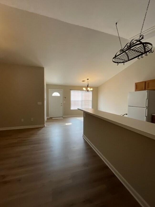 Building Photo - South Knoxville, 2 bedroom condo, 2 car garage Text or Call Debra Johnson 865-591-8281