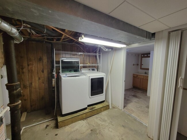 Building Photo - 1223 Lilac Ln