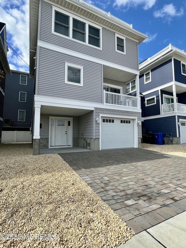 Building Photo - 127 Dewey Dr