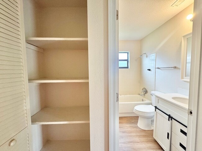 Building Photo - Apartment - Right off Cypress Gardens Blvd!
