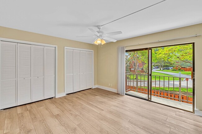Building Photo - 3113 San Fernando Dr