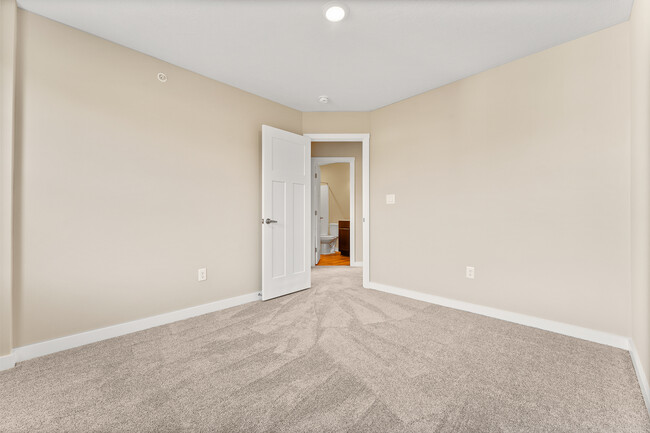 Building Photo - 705 Ravenshire Ct