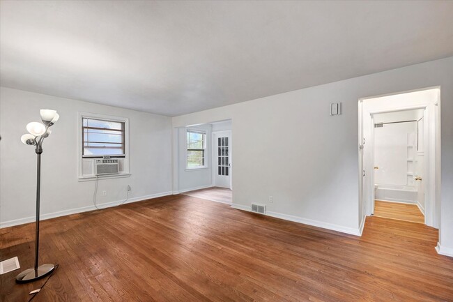 Building Photo - 2 BED / 1 BATH HOUSE NEAR CAMPUS W/ CHARMI...