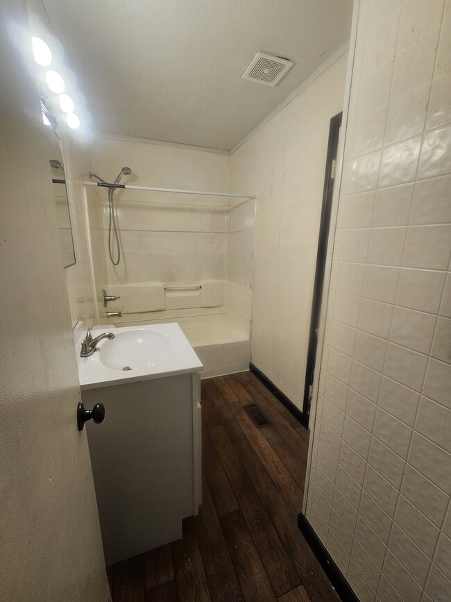 Building Photo - 307 Best St