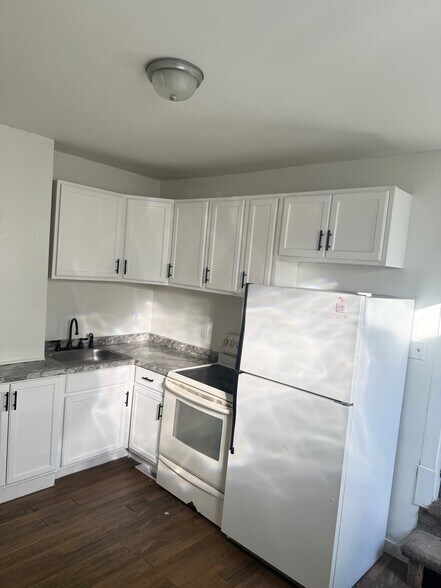 kitchen - 1305 Airbrake Ave