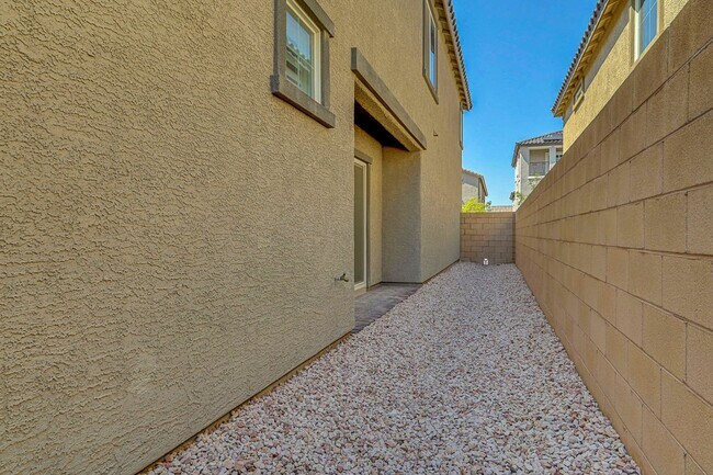 Building Photo - Stunning 3 Bedroom in Skye Canyon Master P...