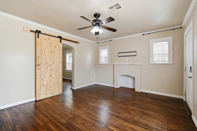 Building Photo - E 8th St Duplex