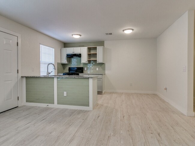 Building Photo - 4 bedroom 2 bath home in Tecumseh!