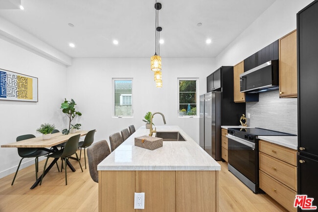 Building Photo - 2324 S Dunsmuir Ave