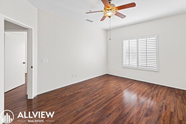 Building Photo - Rare 2 Bed 2.5 Bath Available Now!!