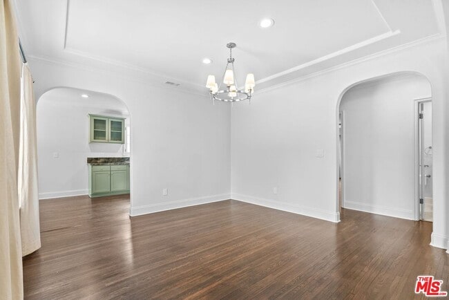 Building Photo - 619 S Sycamore Ave