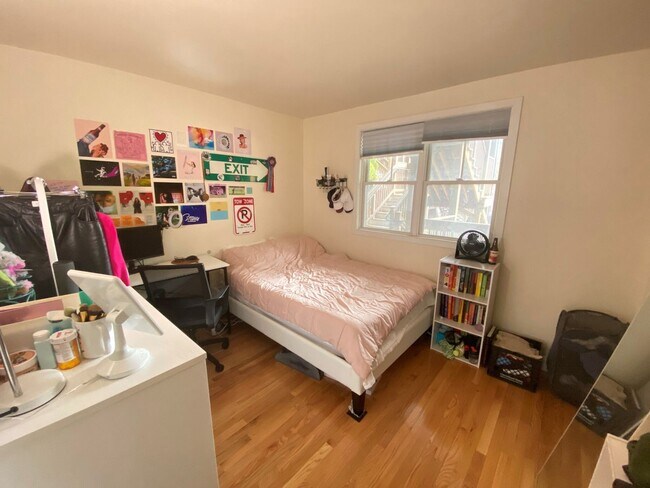 Building Photo - HOT MISSION HILL 4 BED!!