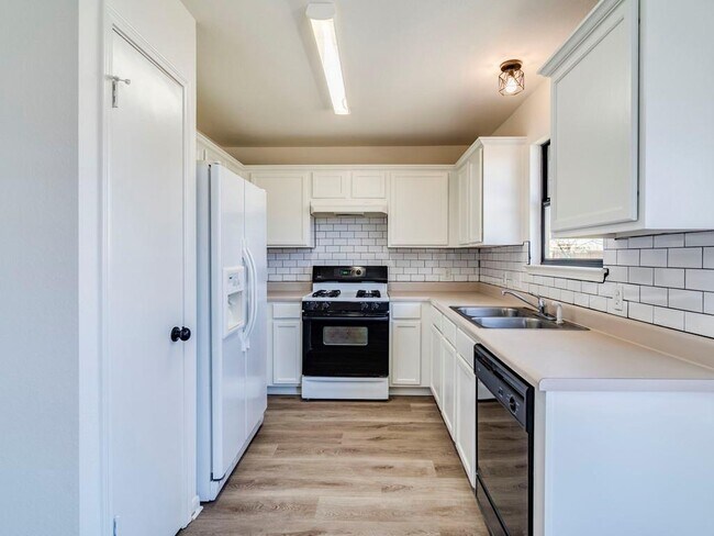 Building Photo - 223 Evergreen Cir