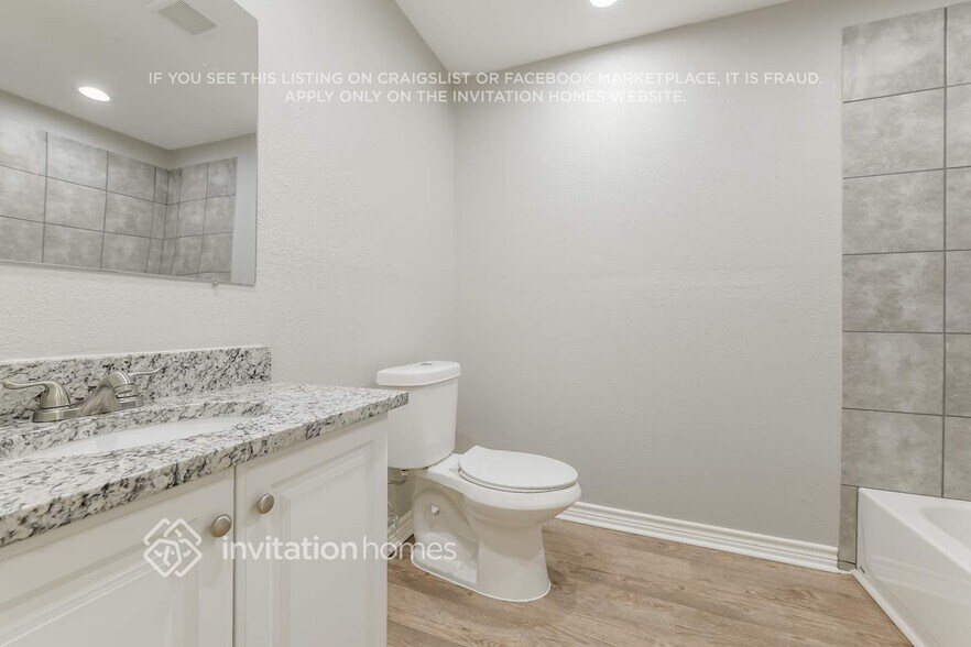 Building Photo - 2600 Treeview Dr