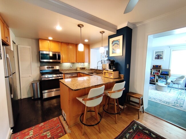 Building Photo - 5837 Edgehill Dr