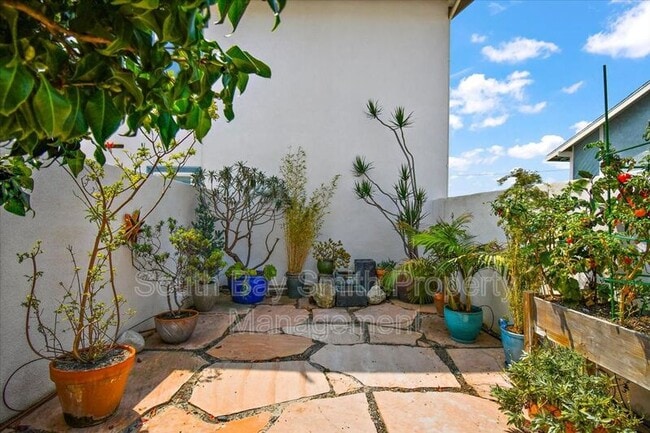 Building Photo - 122 S Guadalupe Ave