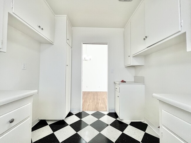 Building Photo - 333 Rexford Dr