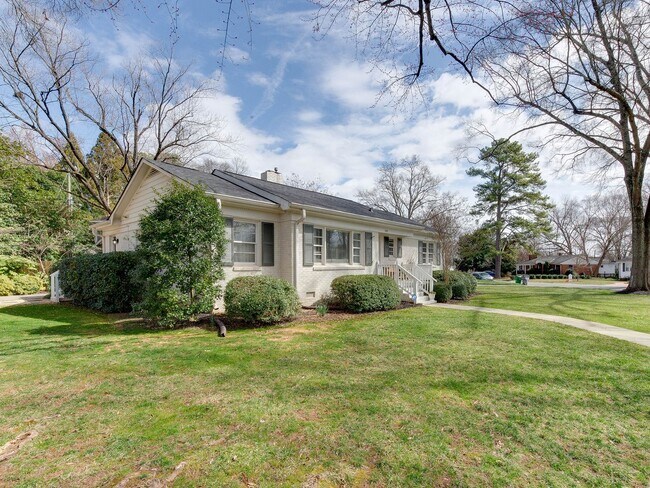 Building Photo - 3221 Sunset Dr
