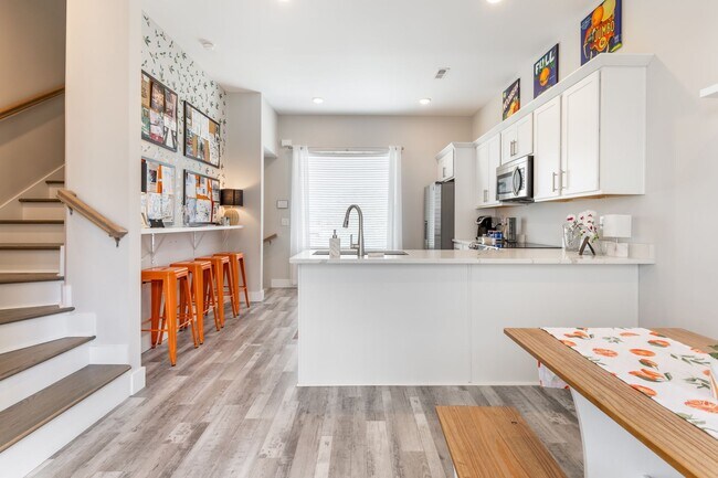 Building Photo - Flexible Lease Lengths! Furnished Southside Townhome