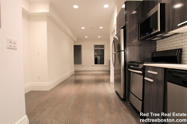 Building Photo - 270 Newbury St