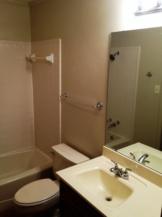 Building Photo - ** 3/2 IN NEW GREENACRES PLACE **