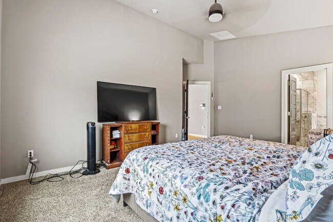 Building Photo - BEAUTIFUL FAR EAST HOME RIGHT OFF I-10, PET FRIENDLY WITH NO BREED RESTRICTIONS