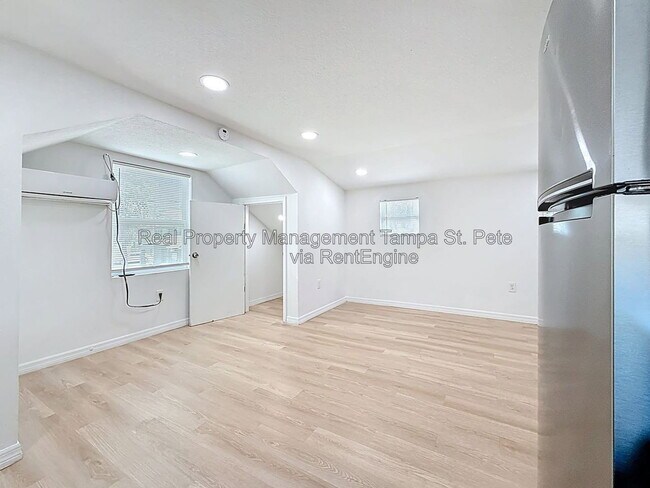Building Photo - 618 17th Ave S