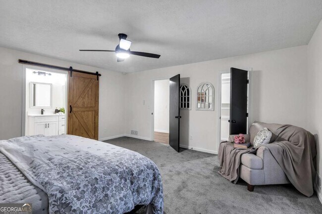 Building Photo - 6881 Hickory Hollow Dr
